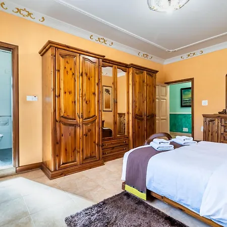 Classic Maltese 3br With Country Views - Close To Golden Bay *