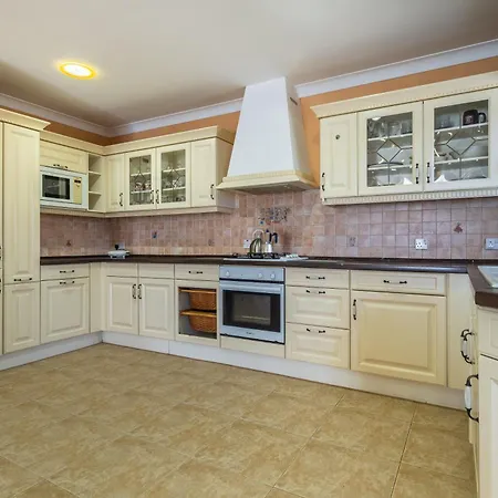 Classic Maltese 3br With Country Views - Close To Golden Bay