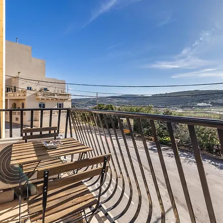 Classic Maltese 3br With Country Views - Close To Golden Bay