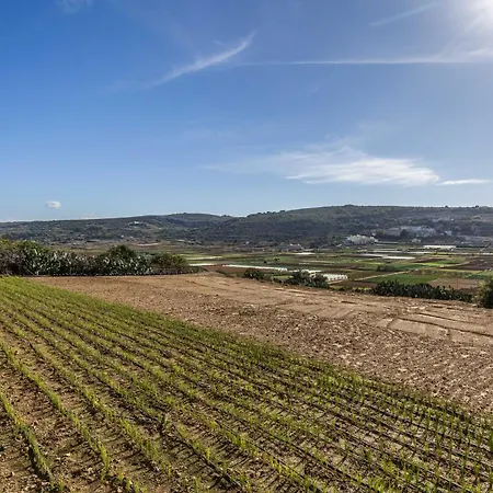 Classic Maltese 3br With Country Views - Close To Golden Bay Apartman